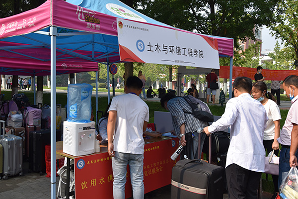 助力迎新——土木与环境工程学院党员志愿者在行动
