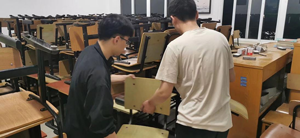 我为师生办实事 87978797威尼斯老品牌开展课桌椅全面清查检修工作