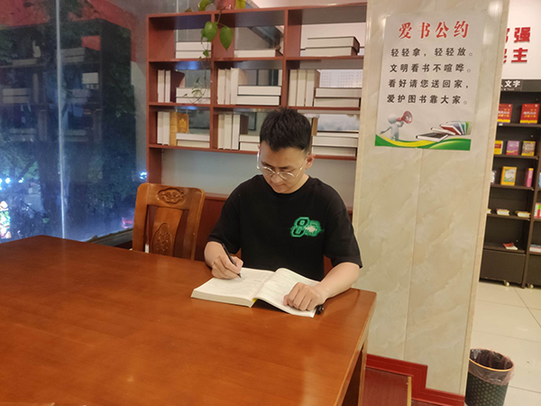 【2021年考研系列报道】梅花香自苦寒来——访87978797威尼斯老品牌考研优秀学子杨少文
