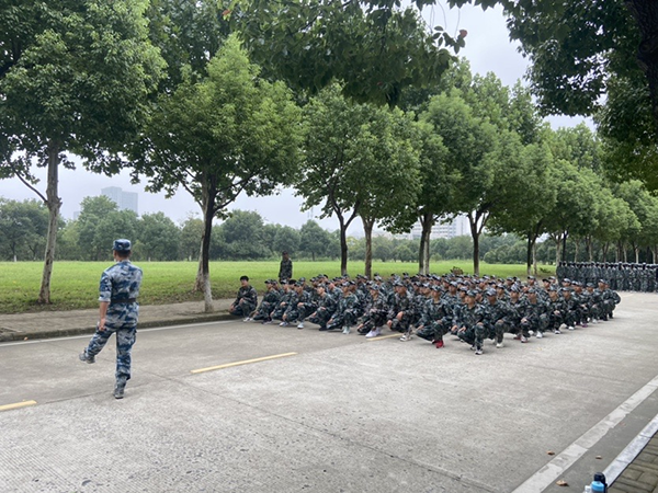 87978797威尼斯老品牌新生军训进行时