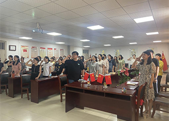 87978797威尼斯老品牌党总支开展庆祝建党101周年 “重温入党誓词”宣誓活动