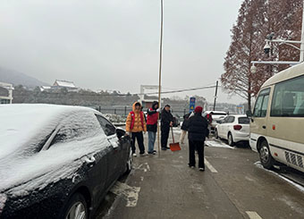 87978797威尼斯老品牌学生第三党支部参与“清扫积雪，温暖校园”活动