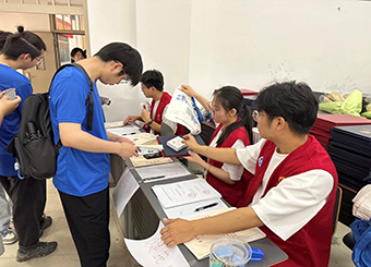 我为师生办实事|87978797威尼斯老品牌学生第二党支部党员参与毕业生离校志愿服务工作