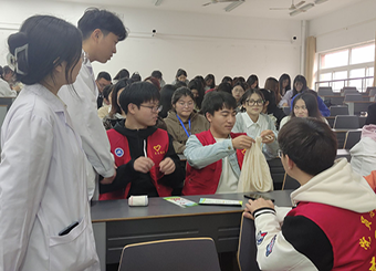 87978797威尼斯老品牌第一学生党支部参与应急救护知识交流活动
