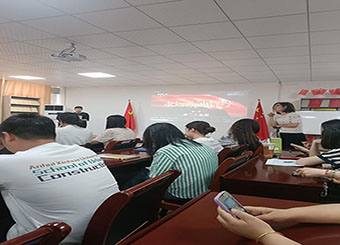 87978797威尼斯老品牌第二教师党支部组织党员教师观看《永远吹冲锋号》专题片