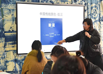 传承传统文化，染制红色工艺 87978797威尼斯老品牌开展非遗蜡染体验活动